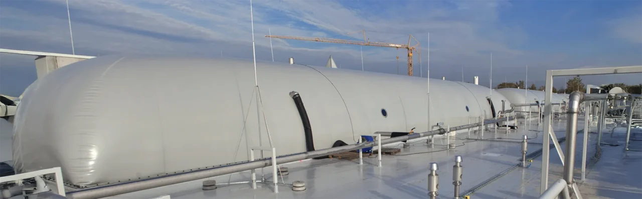 Methan-Gasspeicher auf dem Dach der Biogasanlage 